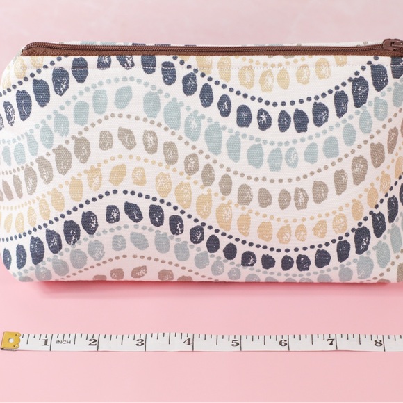 Canvas Cosmetic Bag/makeup pouch with zipper closure. Travel bag - Picture 4 of 10